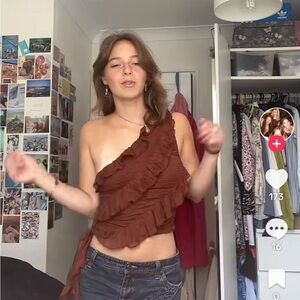 NWT Zara One-Shoulder Ruffled Top in Rust size M
🚨firm price